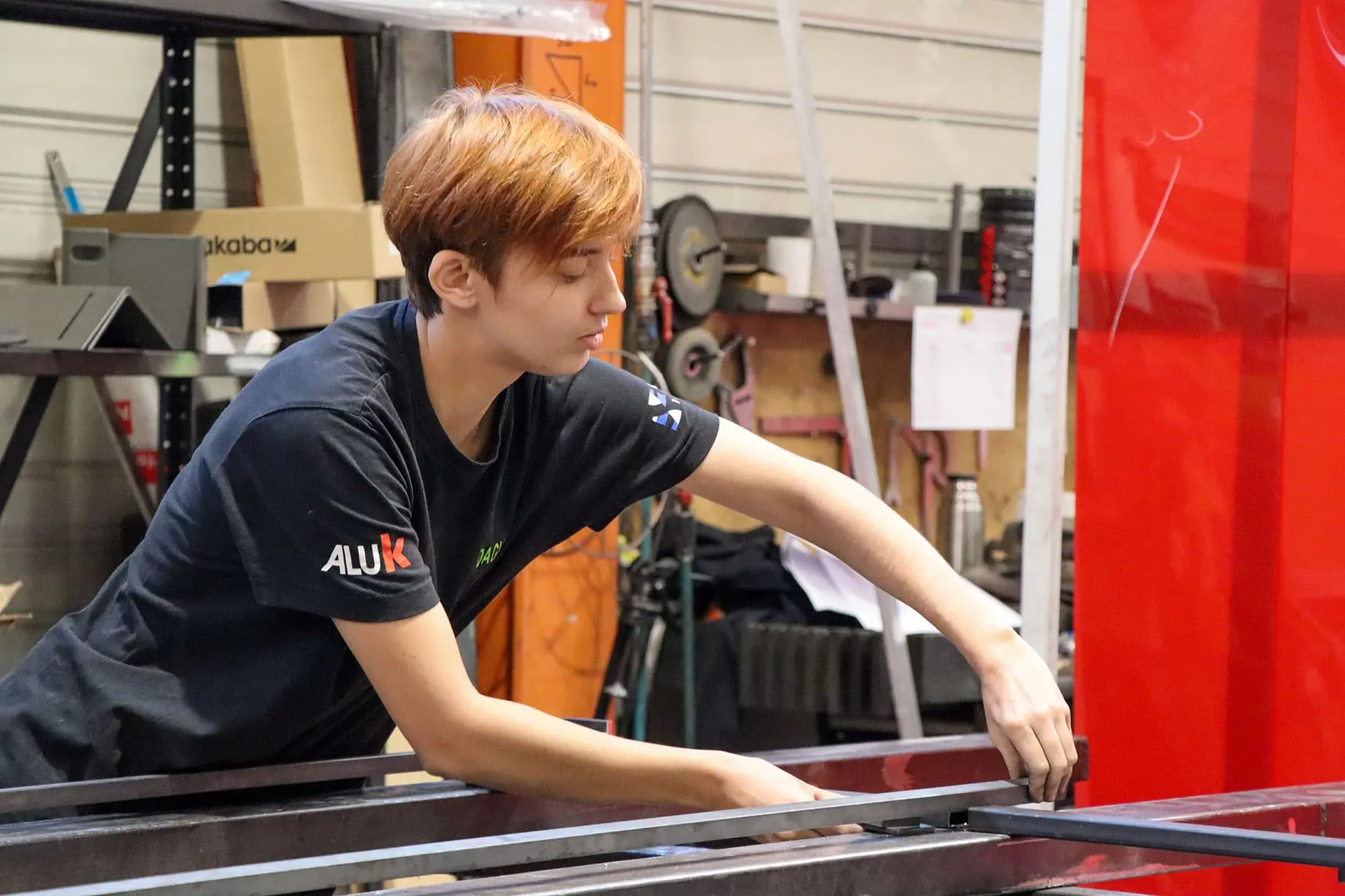 Collaborateur Daguillon ajustant un cadre métallique dans l’atelier de fabrication
