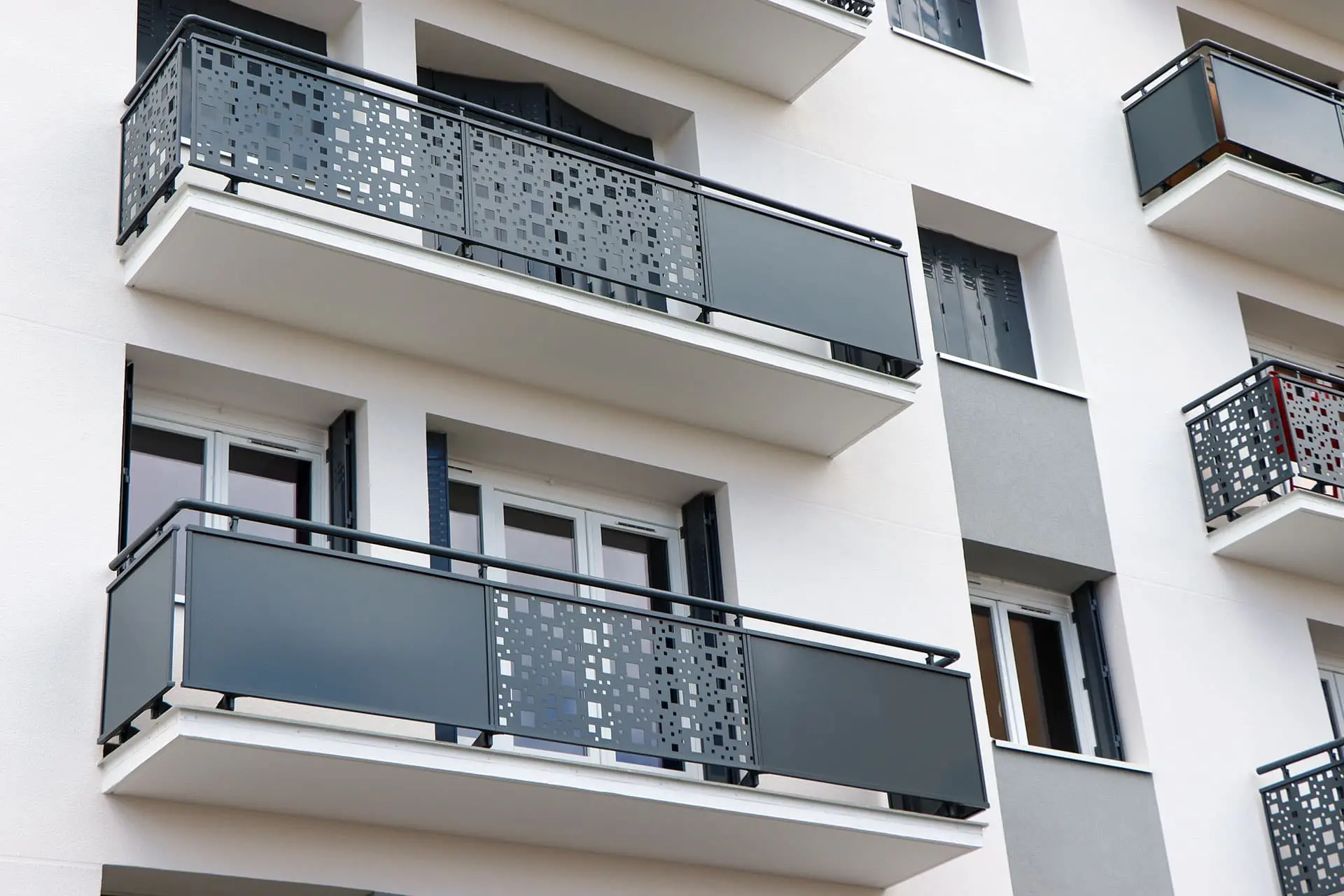 Résidence avec garde-corps métalliques noirs aux balcons – réalisation Daguillon