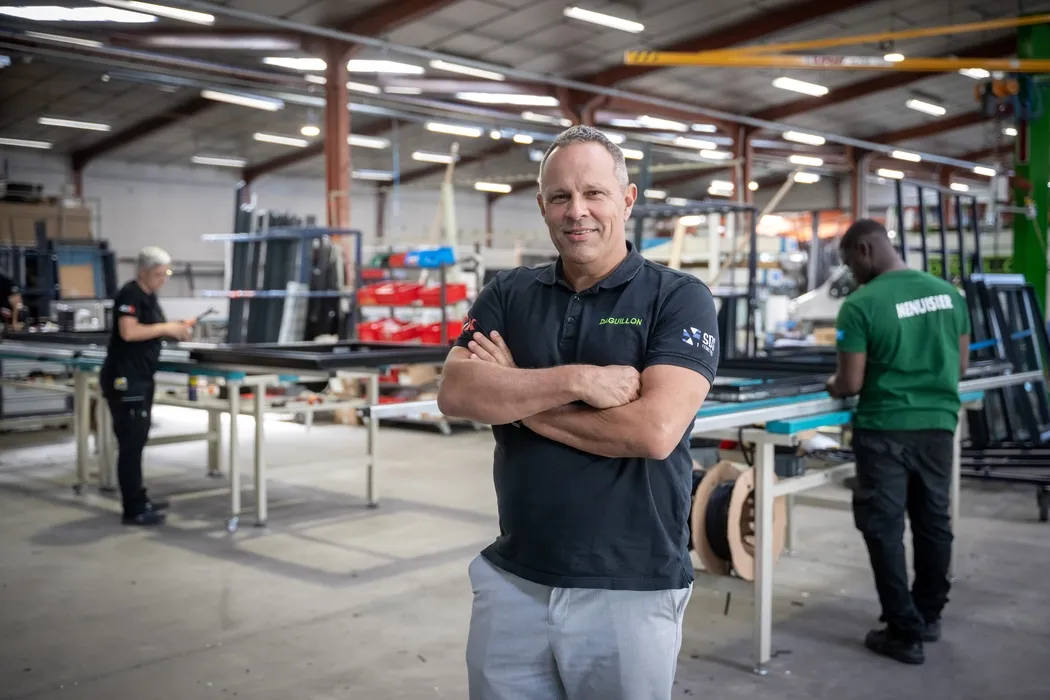Richard Nickel, gérant de Daguillon, bras croisés dans l’atelier de l’entreprise – photo Franck Boileau, La Montagne
