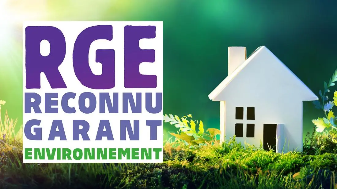 Logo RGE « Reconnu Garant de l’Environnement » devant une maquette de maison sur fond vert