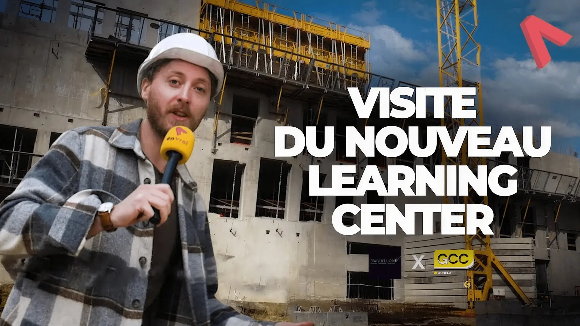 Reporter du média En Vrai, casque sur la tête et micro à la main, devant le chantier du Learning Center de l’UCA : visite avec Daguillon et GCC Aurecat